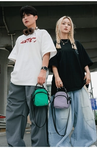 Détail de mini sacs bandoulière en nylon coloré avec fermetures éclair et poignée tissée
