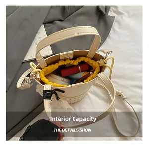 Vue de dessus de l'intérieur spacieux du sac seau beige avec doublure à cordon jaune