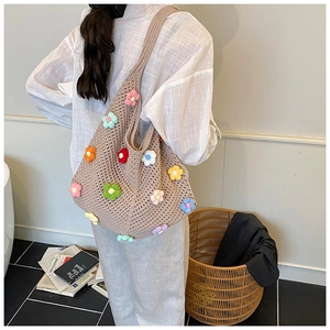 Vue détaillée d'un sac cabas en tricot fait main avec fleurs 3D colorées