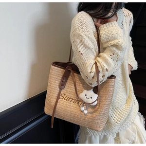 Détails du grand sac en paille avec lanières en cuir marron et broderie Summer