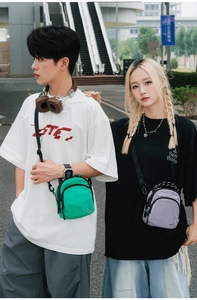 Détail du sac bandoulière léger en nylon imperméable avec deux compartiments zippés