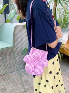 Borsa a tracolla chic a forma di fiore a scacchi rosa con tracolla sottile