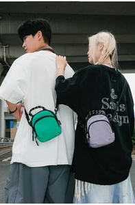Mini sacs bandoulière en nylon vert et violet imperméables présentés en style urbain