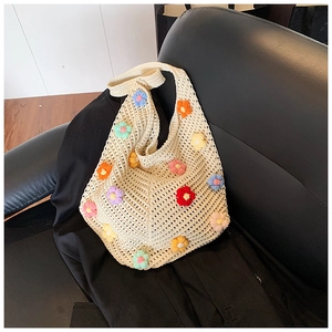 Gros plan du sac cabas en maille avec fleurs au crochet 3D colorées et texture coton