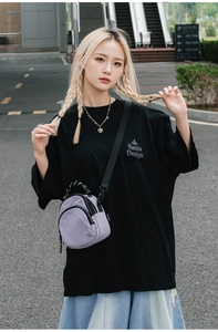 Style de rue en extérieur d'un mini sac bandoulière en nylon violet avec une tenue décontractée
