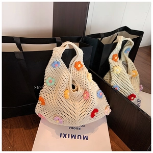 Détail du sac hobo en tricot crème avec fleurs 3D au crochet colorées en reflet miroir