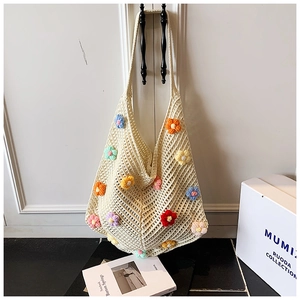 Détail d'un sac cabas bohème crocheté main avec broderies florales 3D multicolores