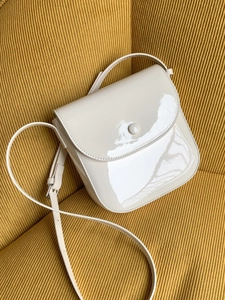 Sac Selle en Cuir Verni PU Style Coréen pour Femmes Petit Sac à Bandoulière Minimaliste Avec Bandoulière Réglable Mode