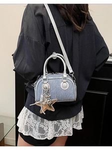 Borsa bowling mini in denim con manici argentati e ciondolo a forma di cane stella