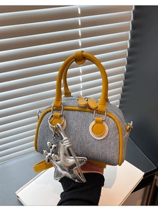 Mini borsa bowling in denim con finiture in pelle gialla e ciondoli a stella d'argento