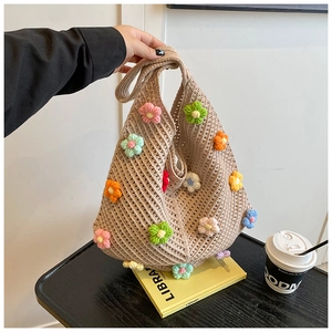 Détails de ce sac fourre-tout beige en crochet avec des fleurs colorées en relief tricotées