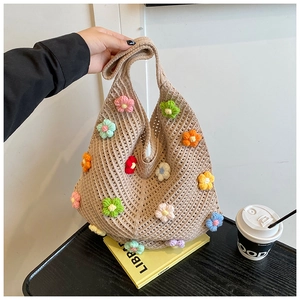 Vue détaillée du sac cabas en maille beige avec accents floraux 3D multicolores