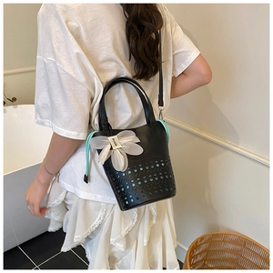 Vue mannequin du sac cabas noir ajouré avec fleur en dentelle et plaque en métal