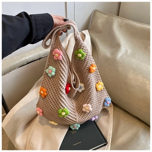 Détail du sac cabas en maille ajourée avec fleurs au crochet 3D et texture beige