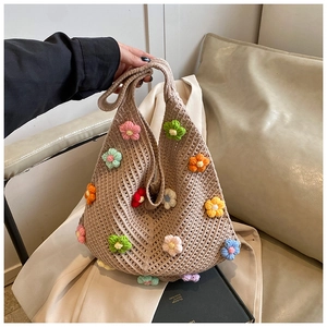 Vue détaillée du sac cabas beige tricoté avec des décorations florales en crochet 3D colorées