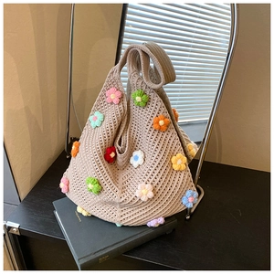 Détail du sac tricoté avec fleurs au crochet en 3D colorées et texture ajourée élégante