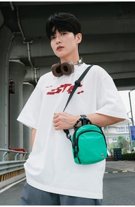 Détail du mini sac bandoulière en nylon vert vif avec fermeture éclair et sangle