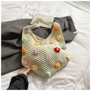 Détail du sac cabas au crochet avec fleurs 3D colorées et texture en maille ajourée