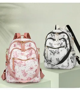 Détail des poches de rangement sur sacs à dos en nylon avec motifs papillon