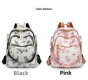 Comparaison de sacs à dos à motif papillon noir et rose présentés côte à côte