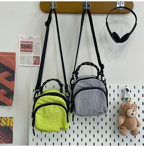 Détails de la sacoche en nylon imperméable avec poches zippées et dragonne tissée bicolore