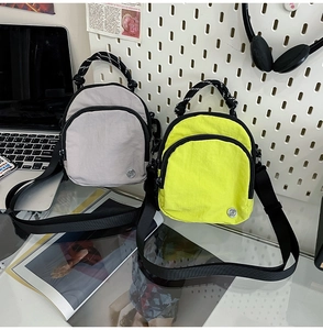 Sacs à bandoulière en nylon gris et vert fluo avec poignées cordes et larges sangles