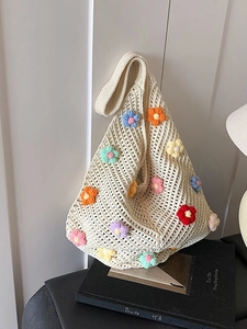 Sac hobo au crochet fait main avec motifs floraux colorés et design en tricot ajouré