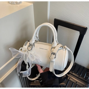Détail du sac seau cylindre blanc avec nœud en perles et lettrage Fashion & Bag