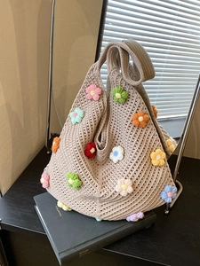Sac fourre-tout au crochet fait main avec motifs floraux 3D dans un décor intérieur douillet