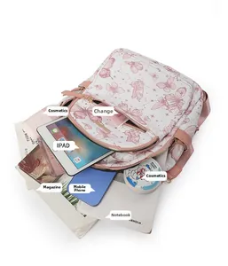 Vue détaillée du sac à dos blanc à papillons montrant sa grande capacité pour iPad et livres