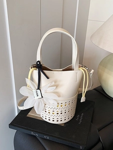 Sac Seau Ajouré en Cuir PU Mode Pour Femmes Sac à Bandoulière Découpe Laser Avec Breloque Fleur Grande Capacité Sac Croisé