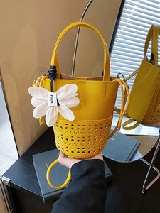 Sac seau jaune ajouré chic avec breloque fleurie et bandoulière réglable pratique