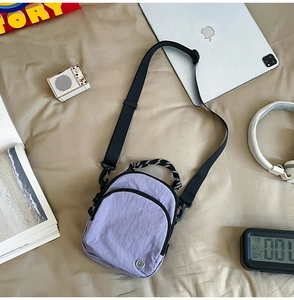 Détail du sac bandoulière en nylon lilas avec sangle réglable et poignée en corde tressée
