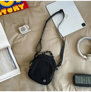 Mini sac bandoulière noir en nylon avec poignée tressée et multiples poches zippées