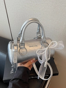 Sac cylindre métallisé argenté avec nœud en résille de perles et bandoulière pour femme