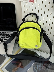 Sac bandoulière étanche en nylon jaune fluo avec poignée en corde d'escalade et bandoulière