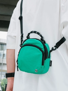 Sac bandoulière en nylon vert vif imperméable avec sangle réglable pour l'extérieur