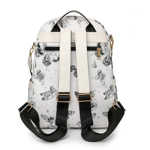 Détail du sac à dos blanc élégant avec motifs papillons et poche arrière zippée sécurisée