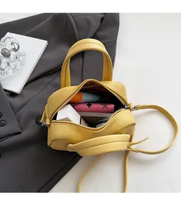 Vue intérieure d'un sac Boston jaune montrant sa grande capacité de rangement utile
