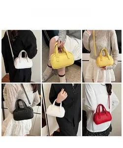 Mini sac Boston en cuir grainé présenté en plusieurs styles de porté avec mannequin