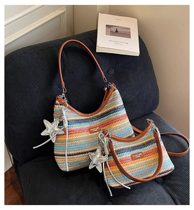 Détail de sacs en paille à rayures colorées avec brides en cuir et breloque étoile