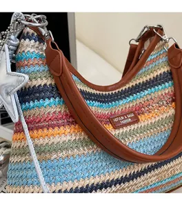 Détail du sac de plage en paille tissée avec rayures colorées et pendentif étoile