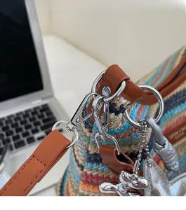 Détail du crochet argenté et du pendentif étoile sur le sac de plage tissé coloré