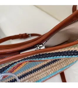 Détail de la fermeture à glissière en métal et de la doublure du sac de plage tissé