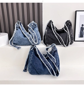 Dettaglio di tre borse tote in denim vintage con bordi sfrangiati in blu e nero classico