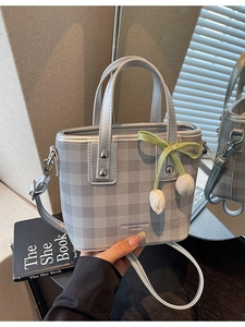 Women Checkered Bucket Bag Trendy PU Leather Crossbody Bag With Tulip Pendant Small Handheld Shoulder Bag Chic Gingham Satchel
