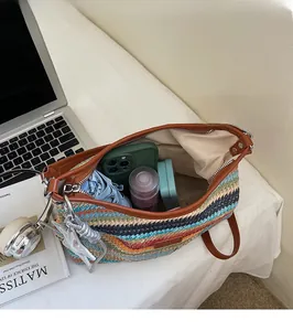 Détail du sac à bandoulière tissé coloré montrant l'intérieur spacieux et les bords en cuir