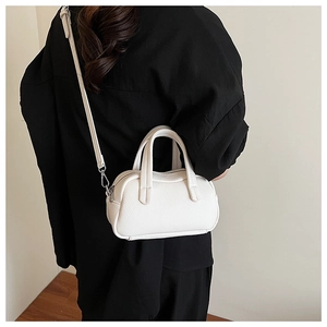 Vue détaillée du petit sac à main blanc en cuir grainé avec crochets métalliques