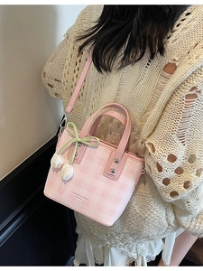 Pink checkered crossbody bucket bag with tulip pendant and ribbon for summer fashion