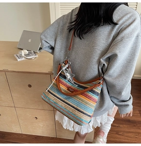 Détail du sac de plage tissé à rayures colorées avec pendentif étoile et anses en cuir